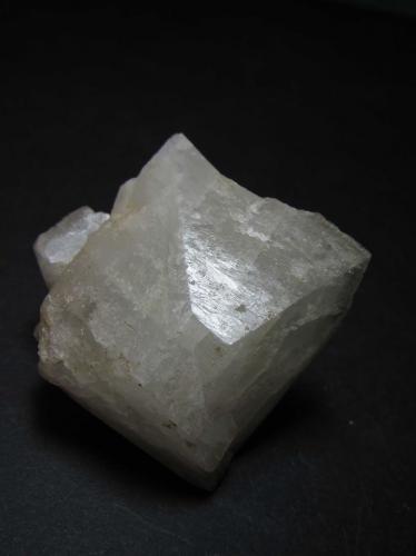 Ortoclasa (variedad adularia)
Zillertal, Nordtirol, Tirol, Austria
3 x 3’5 cm.
Macla de Baveno con exfoliación visible en los cristales. (Autor: prcantos)