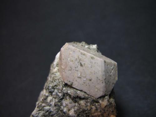 Ortoclasa
Orogrande District, Otero County, New Mexico, Estados Unidos
12 x 11 x 17 mm.
Detalle del cristal anterior.  Exfoliación visible. (Autor: prcantos)