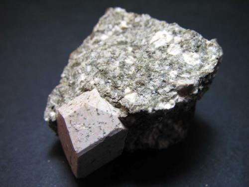 Ortoclasa
Orogrande District, Otero County, New Mexico, Estados Unidos
4 x 4 cm. la pieza completa; cristal de 12 x 11 x 17 mm.
Cristal de ortoclasa en granodiorita porfídica. (Autor: prcantos)
