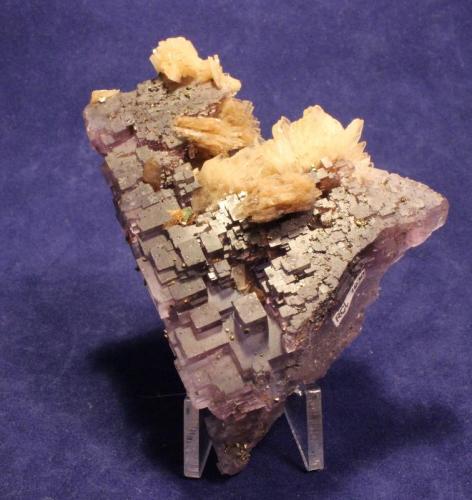 Fluorite, Barite
Annabel Lee Mine, Harris Creek Sub-district, Illinois-Kentucky Fluorspar District, Hardin County, Illinois, USA
8.4 x 6.3 cm
ex Ross C. Lilly (Author: Don Lum)