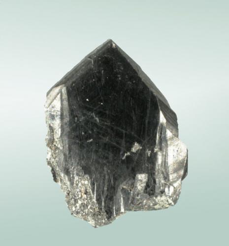 Ferberita
San Finx, Noya, A Corunha, Galicia.
1,8x1,4x0,3 cm.
Cristal prismático aplanado con terminación aguda.
Ejemplar adquirido a Joan Viñals el año 1980.
J.Viñals lo obtuvo en una visita a la mina el año 1977. (Autor: Carles Curto)