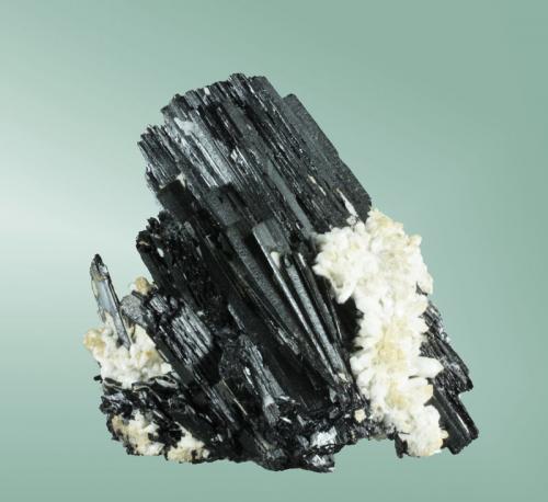 Hübnerita
Mina Yaogangxian (nivel 37), Yizhang, Chezhou, Hunan, China.
6,8x6,2x4,4cm.
Cristal formado por crecimientos policristalinos paralelos en matriz de cuarzo.

Ejemplar recolectado el año 2004 (Autor: Carles Curto)