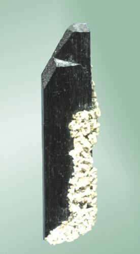 Ferberita
Panasqueira (Aldeia de São Francisco de Assis), Covilhã, Castelo Branco, Cova da Beira, Centro (reg.), Portugal.
8,5x2,3x1,4 cm.
Cristal prismático biterminado parcialmente recobierto de calcita-dolomita.
Ejemplar de 1975-1976 (Autor: Carles Curto)