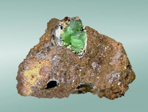 Anapaíta
Kerč, Crimea (península), Rep. Krim (Crimea), Ucrania.
4,5x4,8x3,4cm.
Cristales verdes con curvaturas de caras y aristas, en matriz.
El ejemplar a sido figurado en Orbis-Fabri (ed.) 2000-2001. El mundo de los minerales. Fasc.79
 y en RBA (ed.). 2003. Minerales (fasc.11). (Autor: Carles Curto)