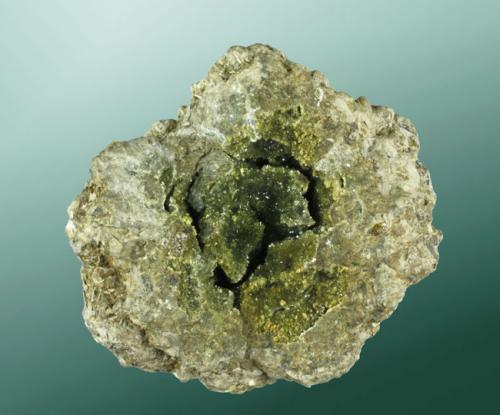 Anapaíta
Bellver de Cerdanya, Cerdanya, Lleida, Catalunya.
7,6x9,1x4,7cm. (nòdulo: 4,6x4,2x3,1 cm.
Nòdulo de microcristales verdes en matriz margosa.Los cristales amarillos, más numerosos en la parte inferior del nódulo, son de messelita. (Autor: Carles Curto)