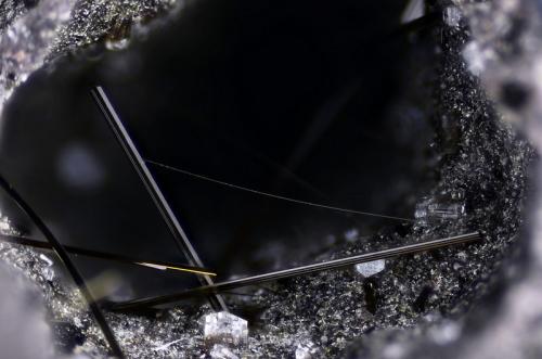 Pseudobrookita (posible)
Nickenich, Andernach, Eifel, Rhineland-Palatinate, Alemania.
Campo de visión 4 mm
Solamente tengo la localidad por lo que no me atrevo a identificar el mineral como pseudobrookita. (Autor: Juan Miguel)