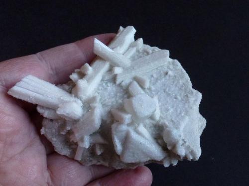 Laumontita, Calcita, Apofilita<br />Los Taberneros Quarry, (La Cabrera pluton), Los Taberneros, El Berrueco, Comarca Sierra Norte, Community of Madrid, Spain<br />8 x 7 cm.<br /> (Autor: javier ruiz martin)