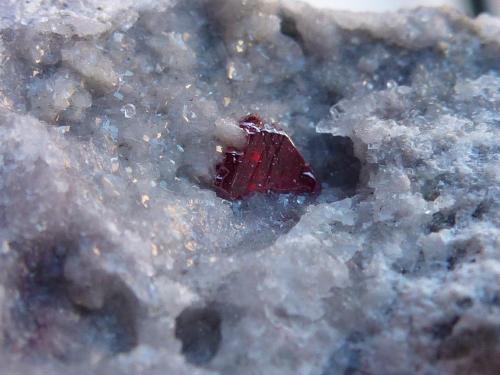 Cinabrio, Dolomita<br />Mina El Entredicho, Almadenejos, Comarca Valle de Alcudia, Ciudad Real, Castilla-La Mancha, España<br />Cristal de unos 2 mm. (formato macro)<br /> (Autor: javier ruiz martin)