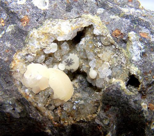 Analcima, calcita,<br />Agaete, Gran Canaria, Provincia de Las Palmas, Canarias, España<br />Geoda de 4 cm<br /> (Autor: canada)