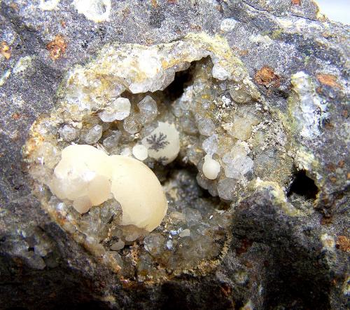 Analcima, calcita,<br />Agaete, Gran Canaria, Las Palmas Province, Canary Islands, Spain<br />Geoda de 4 cm<br /> (Autor: canada)