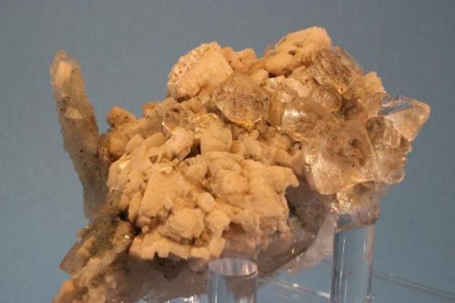 Fluorite, Quartz, Calcite var Manganoan
Huanggang Mine, Keshiketeng County, Chifeng Prefecture, Inner Mongolia, Autonomous Region, China
8.5 x 4.5 cm (Author: Don Lum)