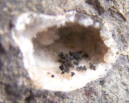 óxidos de manganeso sobre ’mesolita-natrolita’<br />Agaete, Gran Canaria, Provincia de Las Palmas, Canarias, España<br />Geoda de 3cm<br /> (Autor: canada)