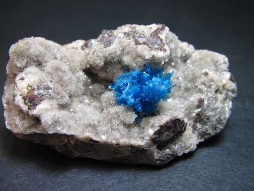 Pentagonita - Cavansita
Wagholi Quarries, Wagholi, Pune District, Maharashtra, India
5 x 3 cm.
Un agregado azul de pequeños cristales en una cavidad del basalto tapizada por productos de alteración. (Autor: prcantos)