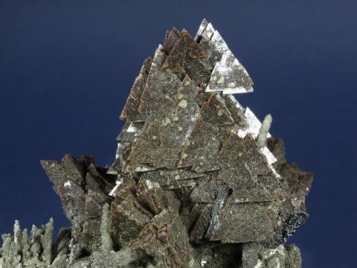 Helvite on Quartz
Huanggangliang Fe mine, Kèshíkèténg Qí, Chifeng Prefecture, Inner Mongolia A.R., China
99 x 90 x 65 mm (Author: GneissWare)