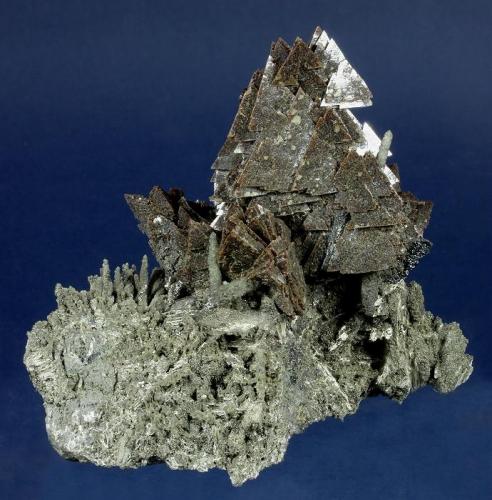 Helvite on Quartz
Huanggangliang Fe mine, Kèshíkèténg Qí, Chifeng Prefecture, Inner Mongolia A.R., China
99 x 90 x 65 mm (Author: GneissWare)