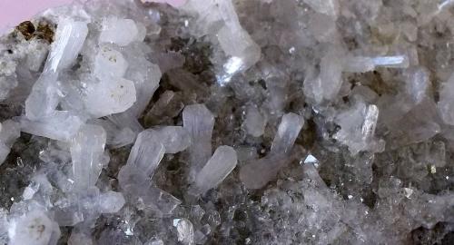 Estilbita
Canillas de Aceituno, Málaga, Andalucía, España.
Ancho de imagen 3 cm. (Autor: Cristalino)