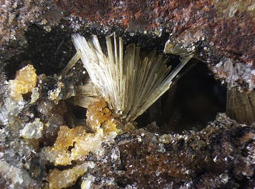 Hemimorfita.
Mina Los Llanos, Santa Marta, Badajoz, Extremadura, España.
Campo de visión de 6 mm. (Autor: Antonio Carmona)