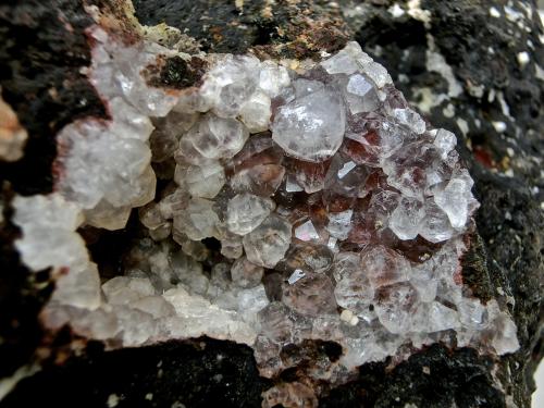 Analcima
Costa de Agaete, Gran Canaria. Islas Canarias. España.
Ancho de imagen 4 cm. El cristal mayor mide 6 mm. (Autor: María Jesús M.)