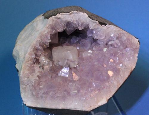 Calcite, Quartz variety amethyst
Mahodari Quarry, near Nasik, Maharashtra Province, India
8.7 x 7.5 cm (Author: Don Lum)