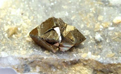 Chalcopyrite
Georg Mine, Willroth, Altenkirchen, Wied Iron Spar District, Westerwald, Rhineland-Palatinate, Germany
FOV 35 mm, crystal 14 mm (Author: Tobi)