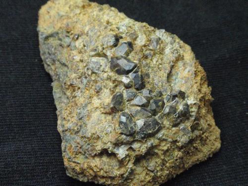 Andradita (Granate)
Mina del Socau, Vallcàrquera, Figaró-Montmany, Vallès Oriental, Barcelona, Catalunya, España
6 x 4 x 3 cm
Recogida en diciembre 2013 (Autor: karbu8)