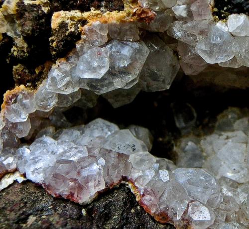 Analcima
Costa de Agaete, Gran Canaria. Islas Canarias. España.
Ancho de imagen 2 cm.
Detalle de la anterior (Autor: María Jesús M.)