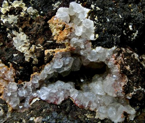 Analcima
Costa de Agaete, Gran Canaria. Islas Canarias. España.
Ancho de imagen 3,5 cm. (Autor: María Jesús M.)