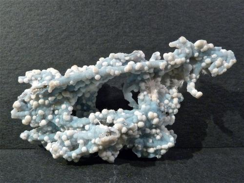 Mordenita y okenita sobre calcedonia
Nashik District, Maharashtra, India
6 x 3 x 1,5 cm

Bolas de mordenita sobre calcedonia azul y algún "plumero" de okenita (Autor: Josele)