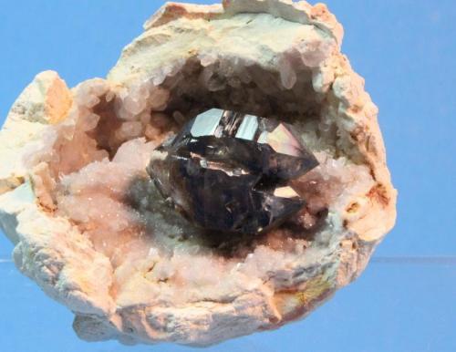 Quartz (var Amethyst, var Smoky)
Mooralla, Victoria, Australia
5.2 x 4.3 cm (Author: Don Lum)