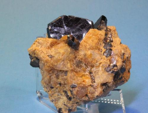 Rutile
Kapudzmik Mine, Nakkichevan, Caucasus, Azerbaijan
6 x 4.7 cm (Author: Don Lum)