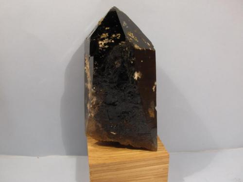 Smoky Quartz
Aiguille du Moine, Mont-Blanc massif, France
127mm x 61mm x 53mm
Same specimen as above (Author: Mike Wood)