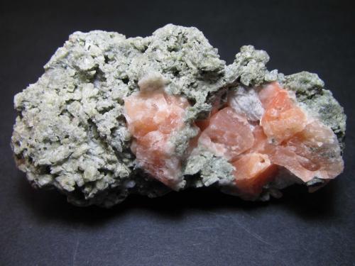 Anortita
Toal del Mason, Monti Monzoni, Val di Fassa, Trento, Trentino-Alto Adige, Italia
7 x 4 cm.
Cristales rosados de anortita en matriz. (Autor: prcantos)