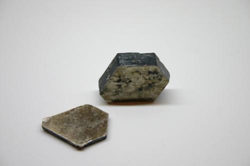 Biotita
Sahatana Valley, Antananarivo, Madagascar
27mm - 21mm - 9mm
Mica (biotita) (Autor: Pedro Naranjo)