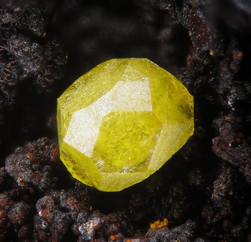 Mimetite
Tharsis, Alosno, Huelva, Andalusia, Spain
fov 2 mm
mined in 2011 (Author: Rewitzer Christian)