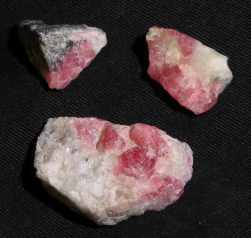 Tugtupite, Albite
Ilímaussaq Intrusive Complex, Narsaq, Greenland
max measurement: 3 cm
These pieces small but show relatively good quality Tugtupite. They are all dry and have NOT been irradiated with UV right before the shot. (Author: kakov)