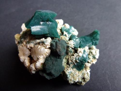 Heulandita-Ca con inclusiones de Celadonita
Jalgoan, Maharashtra, India
5,5 x 4 cm.
Heulandita verde (Autor: javier ruiz martin)