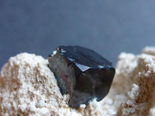 Bixbyita
Thomas Range, Suab Co., Utah, USA
El cristal tiene 0,4 x 0,3 cm.

Detalle (Autor: javier ruiz martin)