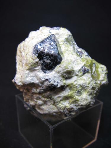 Hematites, lizardita, hidrotalcita
Dypingdal serpentine-magnesite deposit, Snarum, Modum, Buskerud, Noruega
4 x 4 cm.
Un octaedro de hematites en una roca ultrabásica serpentinizada y afectada por metasomatismo (serpentina verde e hidrotalcita blanca).  De hecho, el octaedro era una antigua magnetita pseudomorfizada por la actual hematites. (Autor: prcantos)