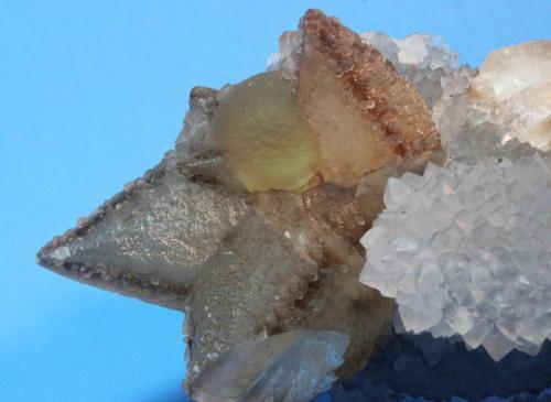 Calcite, Fluorite, Quartz
Nasik, Maharashtra State, India
12 x 6 cm (Author: Don Lum)