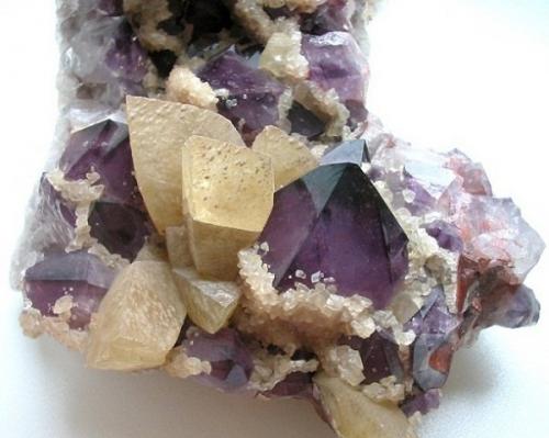 Calcite, amethyst
Juchem quarry, Niederfischbach, Hunsrück, Rhineland-Palatinate, Germany
Picture width 10 cm (Author: Andreas Gerstenberg)