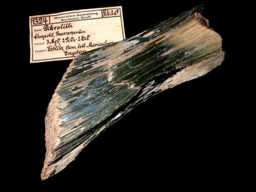 Chrysotile
Zöblitz, Erzgebirge, Saxony, Germany
13 x 5,5 cm (Author: Andreas Gerstenberg)