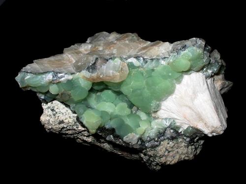 Prehnite, pectolite, calcite
Rauschermühle quarry, Niederkirchen, Rhineland-Palatinate, Germany
9,5 x 6,5 cm
Old find from the 1950s. (Author: Andreas Gerstenberg)