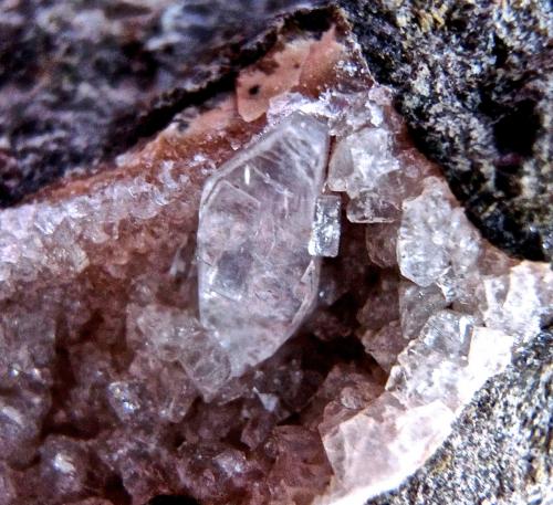 Heulandita
Montaña Blanca, Agaete, Islas Canarias, España.
Ancho de imagen 1,5 cm. Longitud del cristal central de heulandita 7 mm (Autor: María Jesús M.)