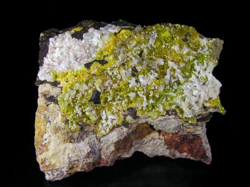 Piromorfita y Cerusita.
Mina Luis (filón norte), Minas del General, Cabezarrubias del Puerto, Valle de Alcudia, Ciudad Real, Castilla La Mancha, España.
9x8x2 cm.
Cristales de piromorfita desde el verde hasta color azafrán, pasando por amarillo, salpicados por multitud de cristales de cerusita hasta 5 mm. Col. y foto Nacho Gaspar. (Autor: Nacho)