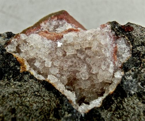 Chabazita
Montaña Blanca, Agaete, Gran Canaria, Islas Canarias, España.
Ancho de imagen 4 cm.
La masa rosa que hay bajo la chabazita corresponde al color de la roca. (Autor: María Jesús M.)