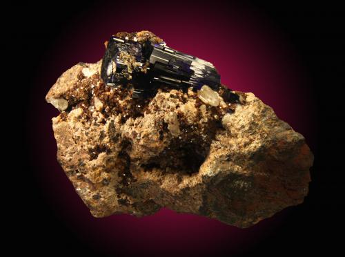 Azurita, cerusita
Tsumcorp mine, Tsumeb, Otjikoto Region, Namibia
10x7cm, cristal principal de 4.5cm (Autor: Raul Vancouver)