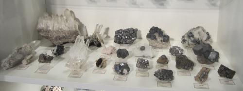 Middle part with the 4th layer: Quartzes / rock crystals and many galena specimens. (Author: Tobi)