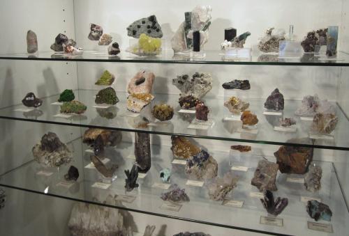 The upper part of the display: Layer 1 (garnets, tourmalines, beryls and some others), layer 2 (pyromorphites, wulfenites, apatites and some gem minerals), layer 3 (smoky quartzes, amethysts, mimetites and others). (Author: Tobi)