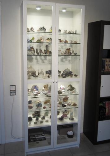 The whole display, filled with rocks and illuminated. (Author: Tobi)