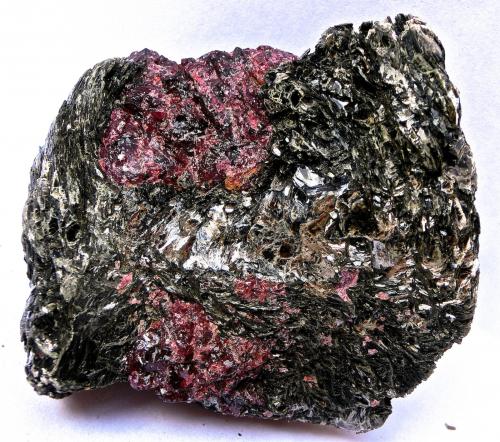 Granate (grupo) y Biotita (grupo)
Brasil
Pieza 8 x 8 x 6 cm (Autor: María Jesús M.)